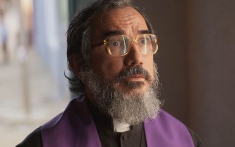 Nanego Lira, caracterizado como o padre Zezo, tem a expressão perturbada em cena de Mar do Sertão