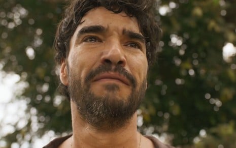 Caio Blat caracterizado como Pajeú; ator tem o semblante desconfiado e constrangido em cena de Mar do Sertão