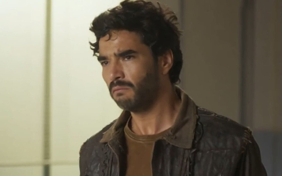 Caio Blat caracterizado como Pajeú; ator tem o semblante derretido em cena de Mar do Sertão
