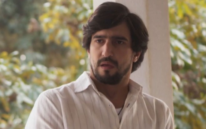 Renato Góes grava cena com expressão apreensiva, como Tertulinho em Mar do Sertão