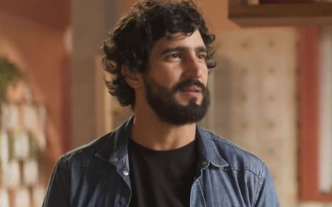 Renato Góes, caracterizado como Tertulinho, tem os olhos arregalados e a expressão perturbada em cena de Mar do Sertão