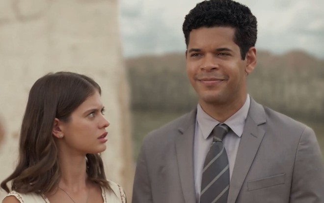 Felipe Velozo caracterizado como Tomás; ator dá um sorriso tímido em cena de Mar do Sertão