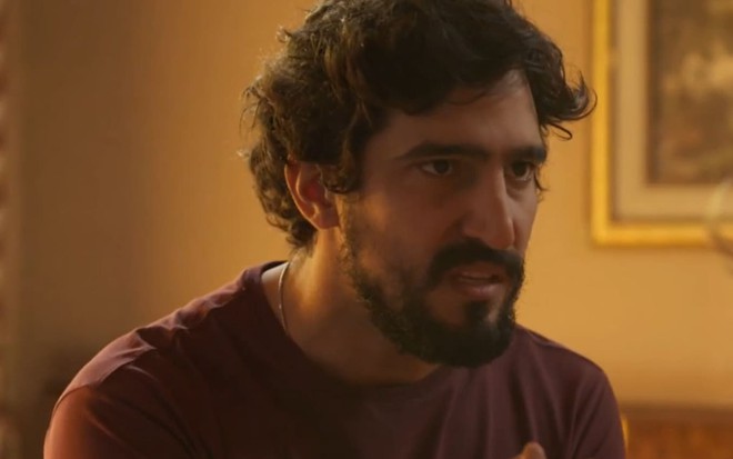 Renato Góes tem a expressão abatida e raivosa em cena de Mar do Sertão