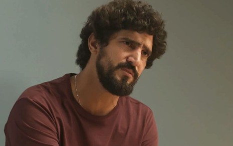 Renato Góes caracterizado como Tertulinho; ele exibe falsa mágoa em cena de Mar do Sertão
