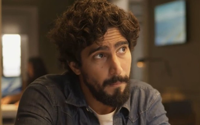 Renato Góes caracterizado como Tertulinho; ele tem o semblante abalado e apreensivo em cena de Mar do Sertão