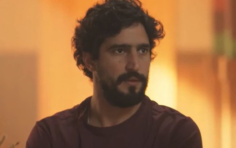 Renato Góes, caracterizado como Tertulinho, tem a expressão confusa e perturbada em cena de Mar do Sertão