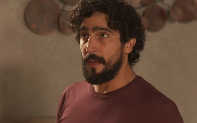 Renato Góes, caracterizado como Tertulinho, em cena de Mar do Sertão