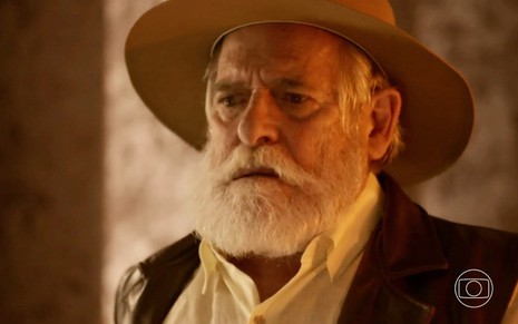 O ator José de Abreu usa chapéu, camisa clara e um colete escuro caracterizado como o coronel Tertúlio de Mar do Sertão