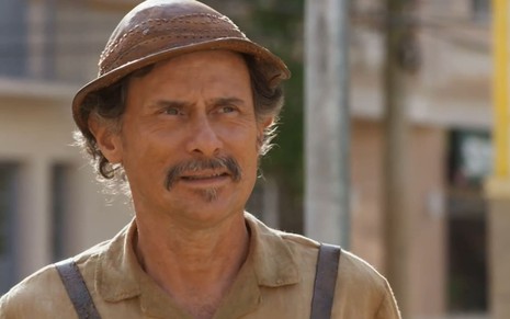 Enrique Diaz, caracterizado como Timbó, ri de nervoso em cena de Mar do Sertão