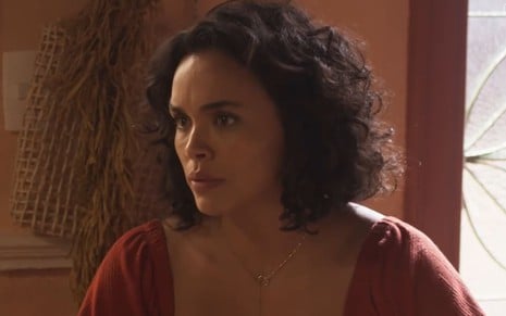 Giovana Cordeiro, caracterizada como Xaviera, tem a expressão debochada em cena de Mar do Sertão; ela usa uma maquiagem bem marcada e um vestido decotado
