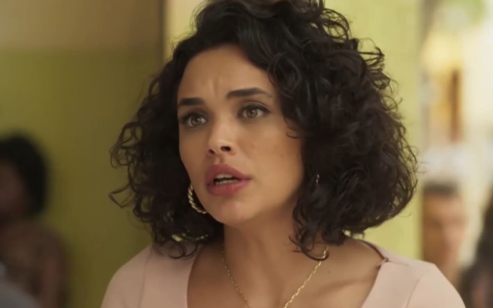 Giovana Cordeiro, caracterizada como Xaviera, tem a expressão assustada em cena de Mar do Sertão; ela está pálida e suja na novela
