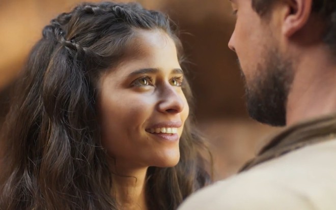 Isadora Cruz e Sérgio Guizé gravam cena como Candoca e Zé Paulino em Mar do Sertão, nova novela das seis da Globo