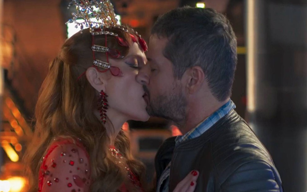 Maria Eduarda de Carvalho e Marcelo Serrado se beijam em cena de Cara e Coragem