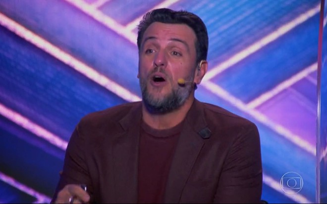 Rodrigo Lombardi faz cara de surpreso no Masked Singer Brasil