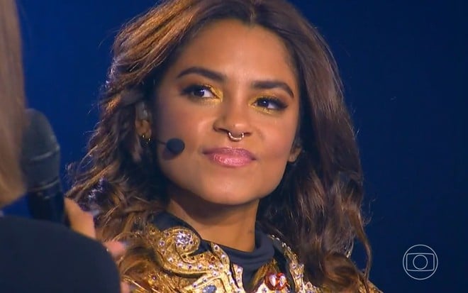 Atriz Lucy Alves abraça sanfona durante o The Masked Singer