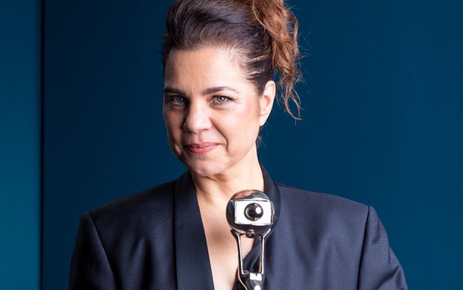 A atriz Isabel Teixeira, a Maria Bruaca de Pantanal, posa com troféu do Melhores do Ano