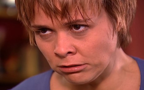 Giulia Gam caracterizada como Heloisa; ela está enfurecida em cena de Mulheres Apaixonadas