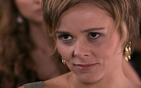 Giulia Gam caracterizada como Heloisa; ela está transtornada em cena de Mulheres Apaixonadas