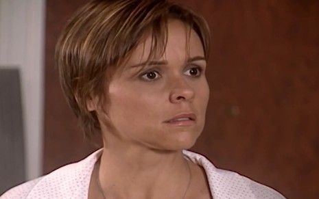 Giulia Gam caracterizada como Heloisa; ela está transtornada em cena de Mulheres Apaixonadas