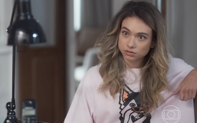 Atriz Victoria Rossetti olha para frente com cara de séria em cena de Pantanak