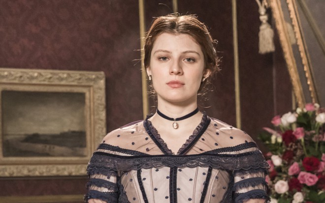 A atriz Giulia Gayoso olha para câmera e posa com figurino da novela Nos Tempos do Imperador