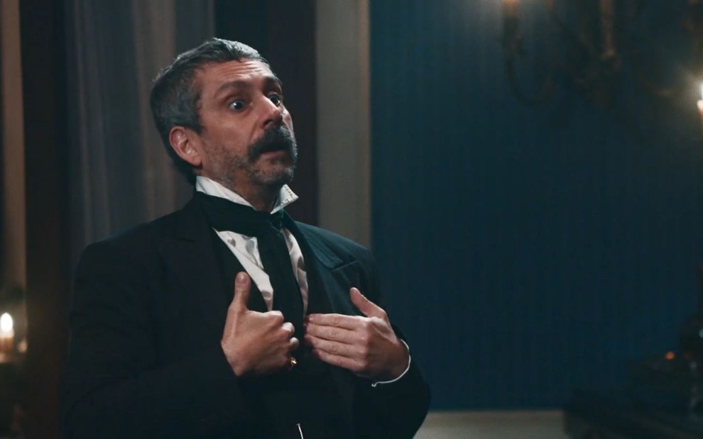 Alexandre Nero grava cena com expressão espantada, como Tonico em Nos Tempos do Imperador, da Globo