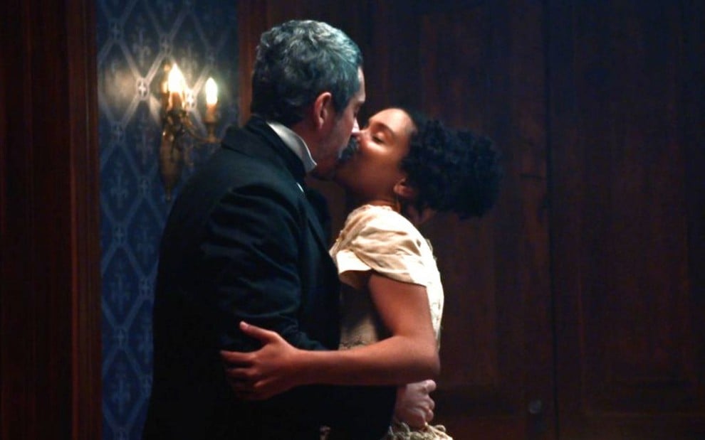 Tonico Rocha (Alexandre Nero) e Zayla (Heslaine Vieira) se beijam em cena da novela Nos Tempos do Imperador