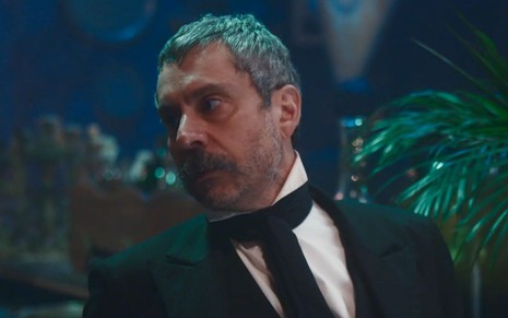 Alexandre Nero grava cena com expressão séria, como Tonico em Nos Tempos do Imperador, da Globo