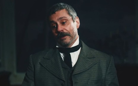 Alexandre Nero grava cena com expressão séria, como Tonico em Nos Tempos do Imperador, da Globo
