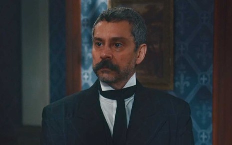 O ator Alexandre Nero com expressão de decepção caracterizado como Tonico em cena de Nos Tempos do Imperador