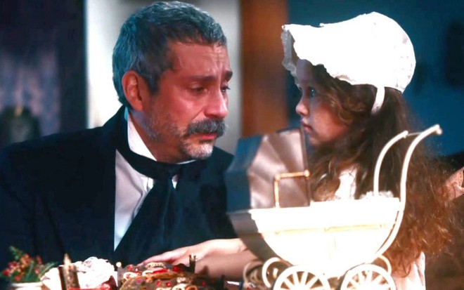 Tonico (Alexandre Nero) brinca com Dolores em cena de Nos Tempos do Imperador