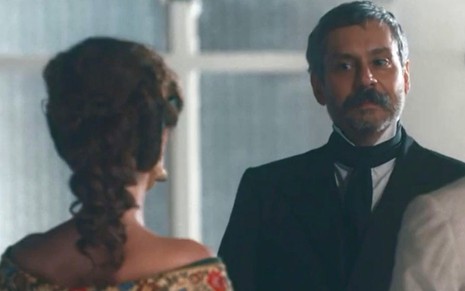 Tonico (Alexandre Nero) conversa com Luísa (Mariana Ximenes) no corredor da Ordem Terceira em cena de Nos Tempos do Imperador