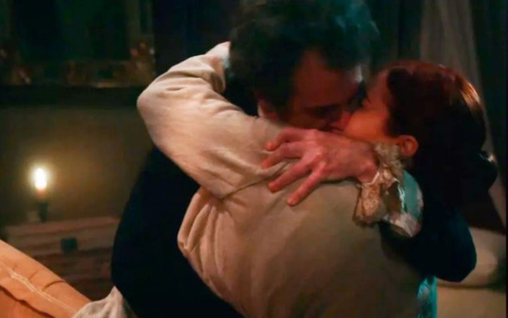 Quinzinho (Augusto Madeira) e Vitória (Maria Clara Gueiros) se beijam em cena da novela das seis