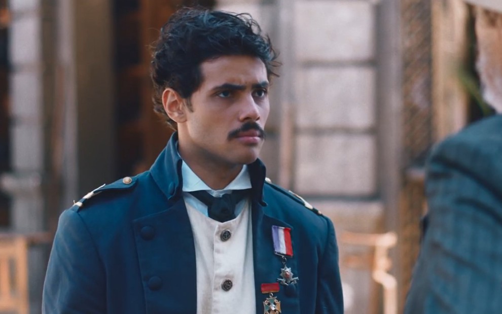 Gabriel Fuentes grava com bigode e vestimenta oficial da Marinha como Bernardinho de Nos Tempos do Imperador