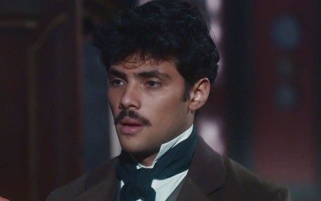 Gabriel Fuentes em cena de Nos Tempos do Imperador caracterizado como Bernardinho
