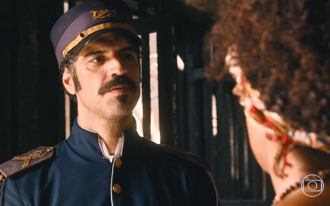 Montagem com o ator Danielo Dal Farra como Borges à esquerda e a atriz Mariana Ximenes como Luísa à direita em cena de Nos Tempos do Imperador