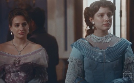 Bruna Griphao e Giulia Gayoso gravam cena lado a lado, com expressão séria, como Leopoldina e Isabel em Nos Tempos do Imperador, da Globo