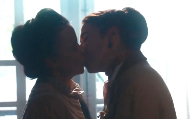 Vitória (Maria Clara Gueiros) e Clemência (Dani Barros) se beijam em cena de Nos Tempos do Imperador