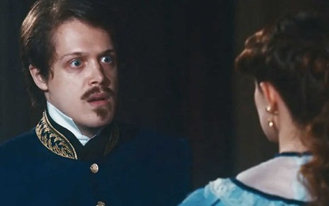 O ator Daniel Torres, com expressão assustada, como o Gastão em cena de Nos Tempos do Imperador