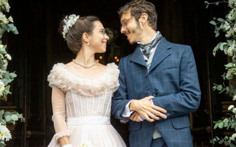 Nélio (João Pedro Zappa) e Dolores (Daphne Bozaski) estão vestidos de noivos em cena de Nos Tempos do Imperador
