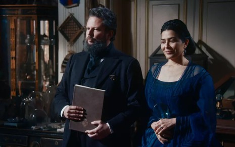 Selton Mello grava com barba longa e cabelo grisalho ao lado de Leticia Sabatella, vestida de azul, como dom Pedro 2° e Teresa Cristina