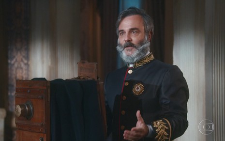 Marcelo Valle grava com vestimenta de soldado como general Dumas de Nos Tempos do Imperador