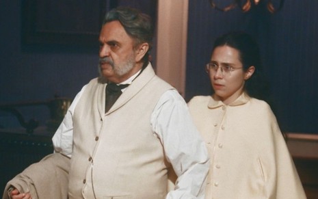 José Dumont e Daphne Bozaski em cena de Nos Tempos do Imperador: dupla olha com surpresa para alguém fora do quadro