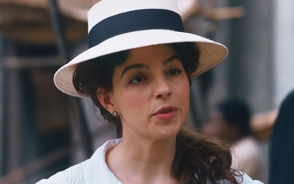 Gabriela Medvedovski grava cena com expressão séria, como Pilar em Nos Tempos do Imperador, da Globo
