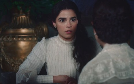 Gabriela Medvedovsk grava cena com expressão de espanto, como Pilar em Nos Tempos do Imperador, da Globo