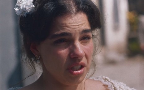 Gabriela Medvedovski grava cena com expressão de choro, como Pilar em Nos Tempos do Imperador, da Globo