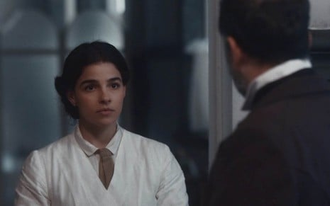 A atriz Gabriela Medvedovski como Pilar, com o jaleco de médica, na Ordem Terceira em cena de Nos Tempos do Imperador