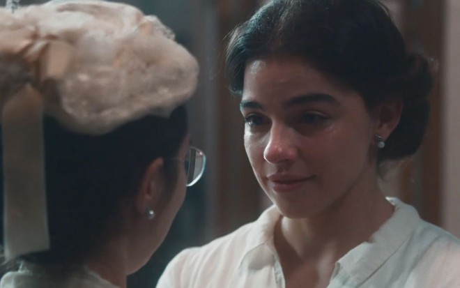 Pilar (Gabriela Medvedovski) chora ao conversar com Dolores Pilar (Gabriela Medvedovski) em cena de Nos Tempos do Imperador
