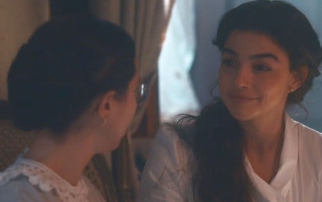 Pilar (Gabriela Medvedovski) conversa com Dolores (Daphne Bozaski), que está de costas, em cena de Nos Tempos do Imperador