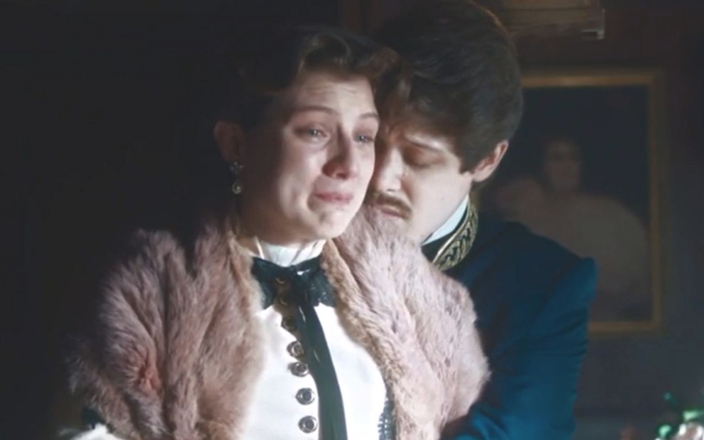 Isabel (Giulia Gayoso) chora e é abraçada por Gastão (Daniel Torres) em cena de Nos Tempos do Imperador